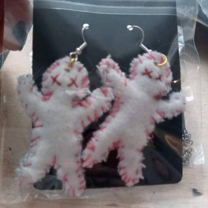Kanaska – wholesale Hängande örhängen – Voodoo docka örhängen (handsydda och Halloween)