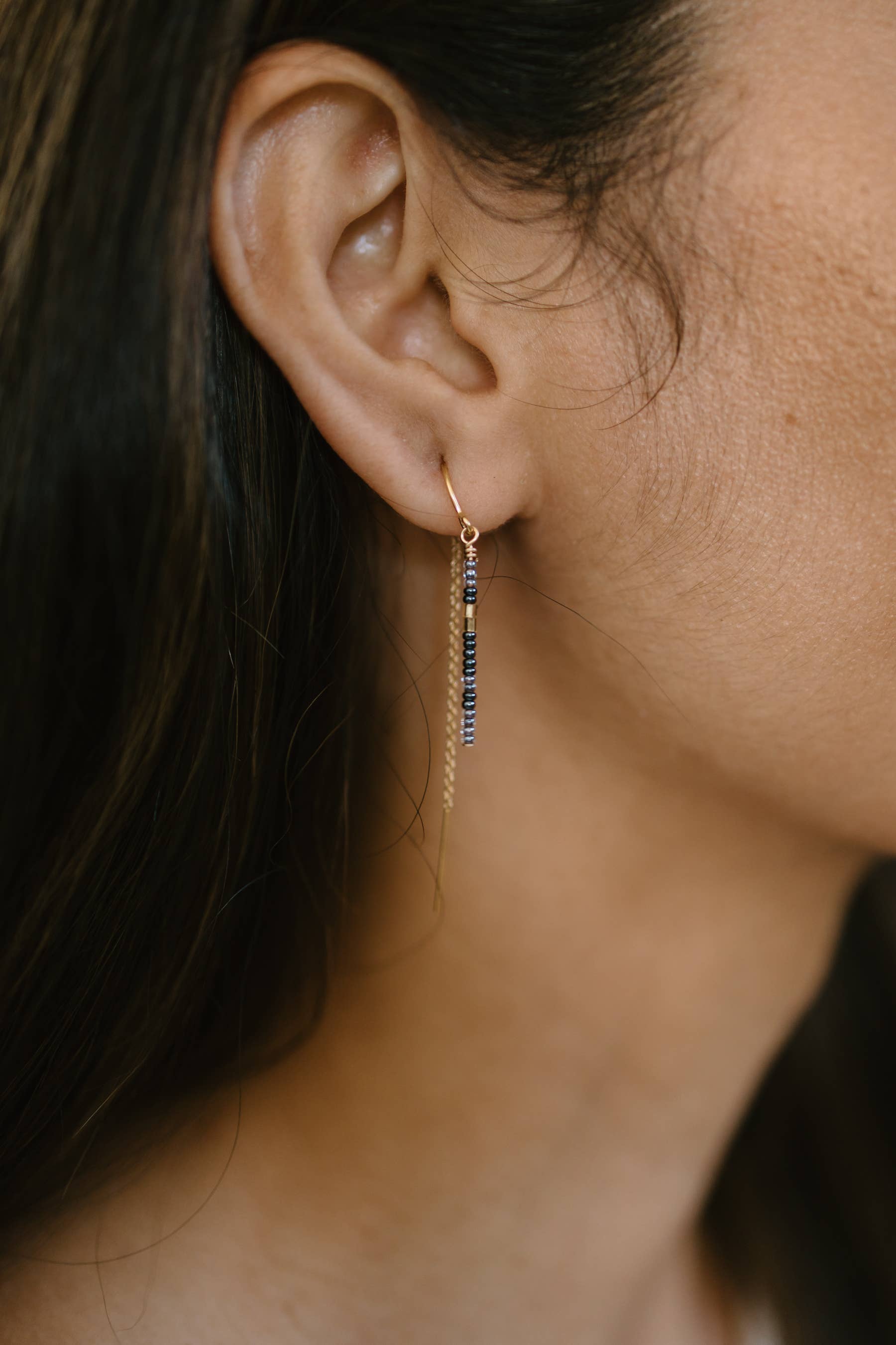 Mira Kauai - Vendita all'ingrosso Orecchini pendenti - Orecchini minimali con perline di vetro blu italiane3