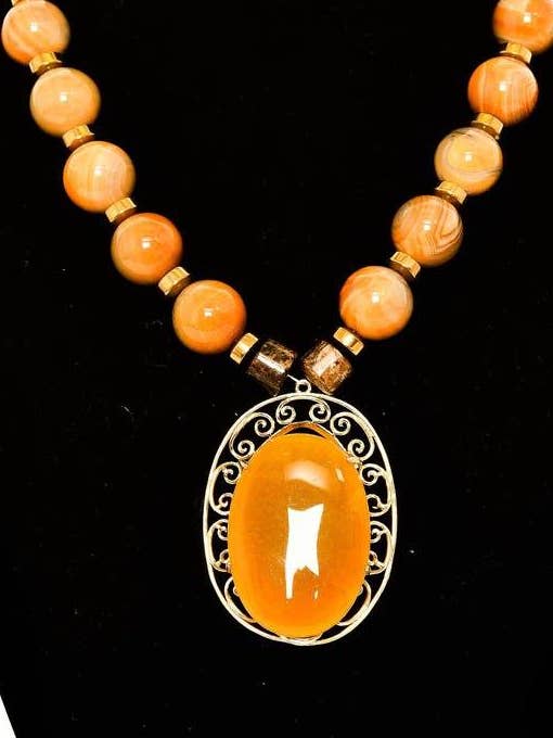 Collar grande de ágata naranja. para venta al por mayor de L. Styles, LLC