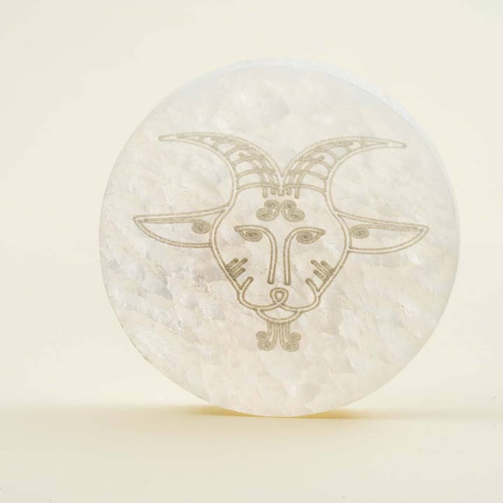 Plaque de chargement Capricorne Selenite pour la vente par Eat.Read.Love.Inc.