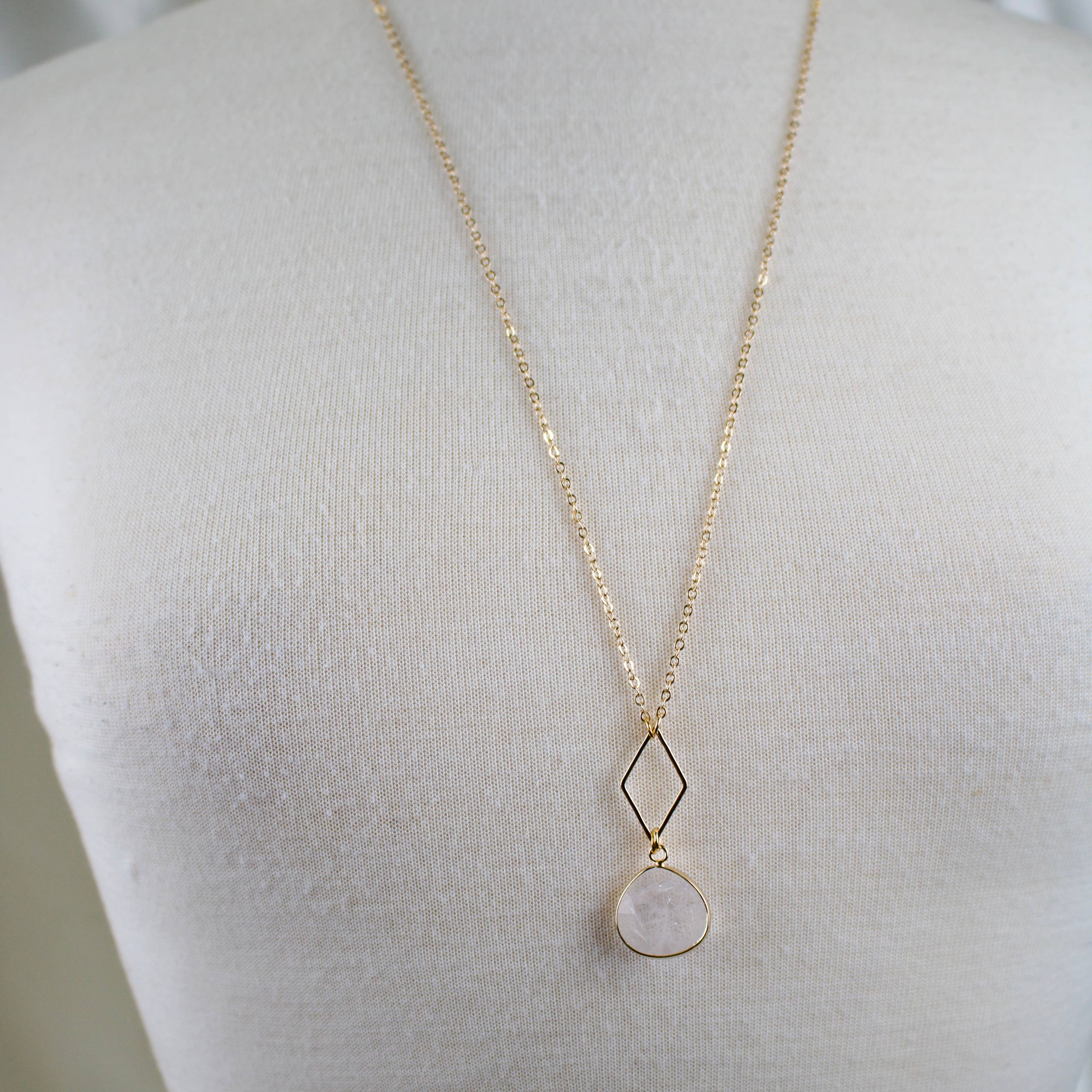 TISH jewelry – Großhandel Kette mit Anhänger/Charm – Rosa//Halskette mit Anhänger aus Tropfenquarz3