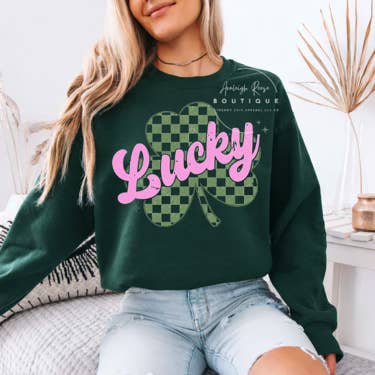Lyckliga Sweatshirts & T-Shirts för wholesale av Trendy Chic Apparel LLC