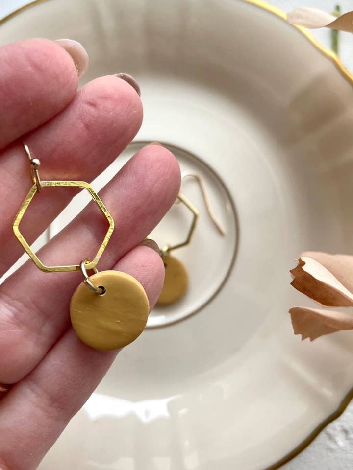 Boucles d'oreilles pendantes hexagonales en argile polymère faites à la main pour la vente par Alysa Nadeau Designs