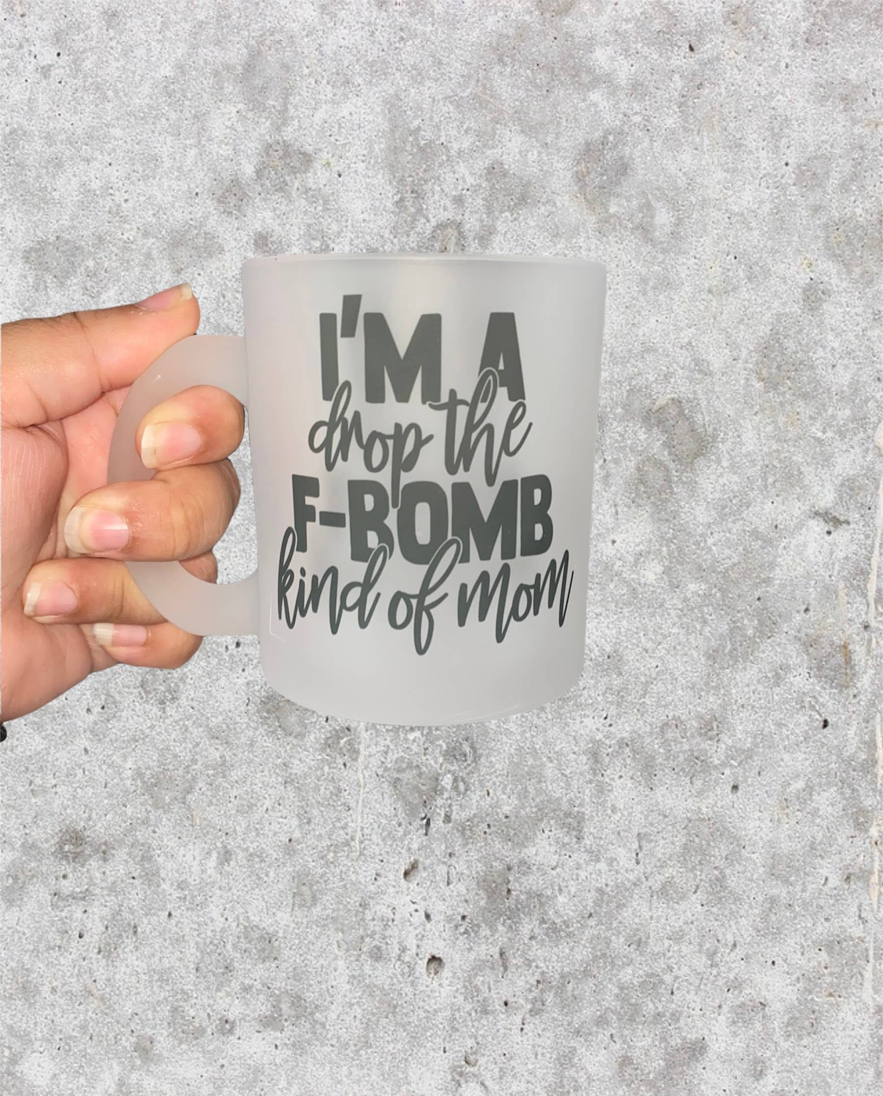 D2JCrafts – wholesale Kaffekoppar – Jag är en droppe F-Bomb typ av mamma Frosted Coffee Mugg3