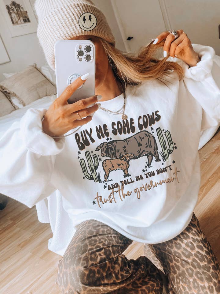 Kauf mir Kühe Crewneck für den Großhandel von The Desert Lobo