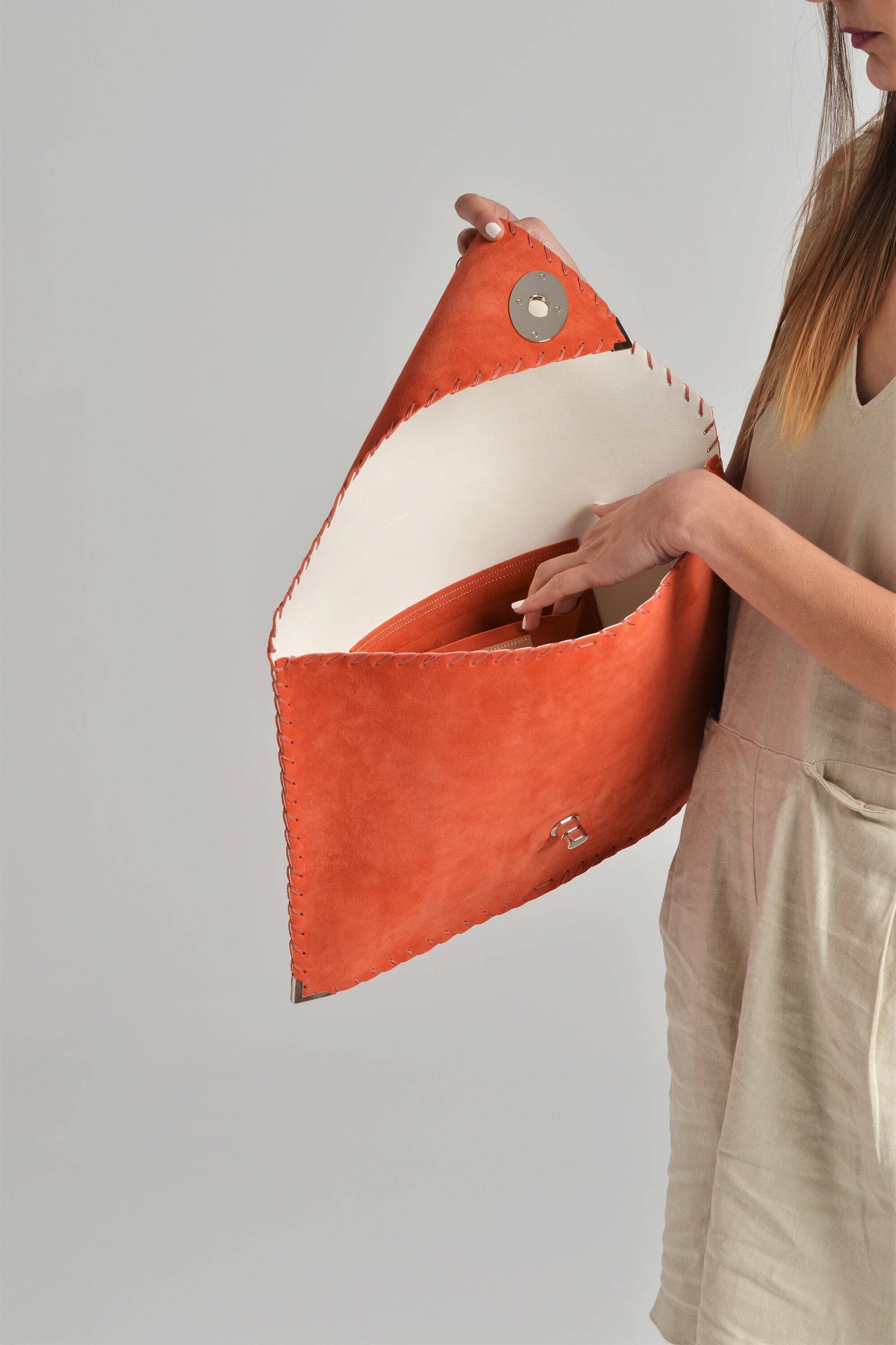 ANA KOUTSI – Großhandel Clutch – Damen – Symmetria Soft-Cluth in Koralle8