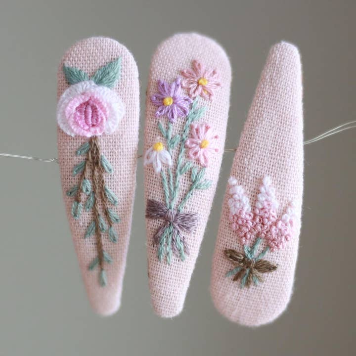 Ganchos de Cabelo Rosa Pastel Bordados à Mão por atacado de Finer Embroidery