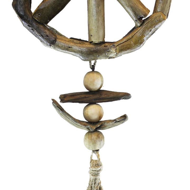 Décoration de signe de paix en bois flotté à suspendre pour la vente par Om Gallery