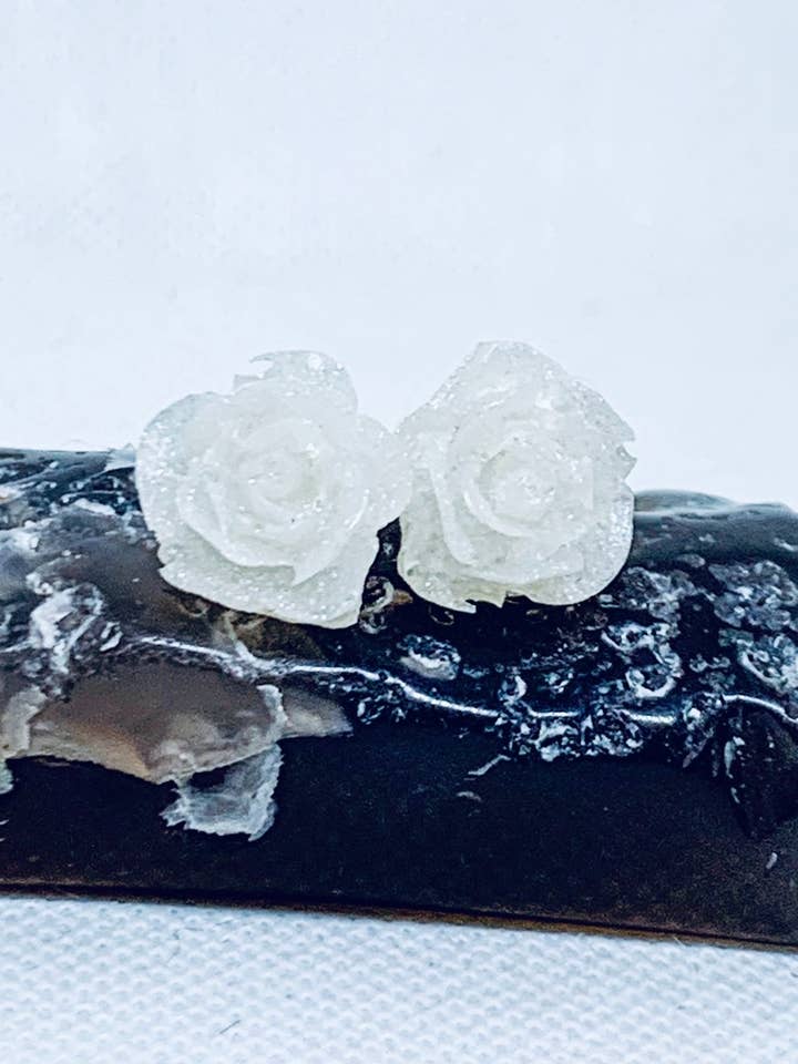 Boucles d'oreilles pendantes, à tige ou à clip en forme de petite rose pour la vente par Vivian Treasury