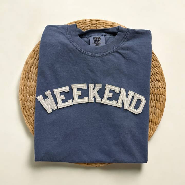 Maglietta a maniche corte Weekend di Comfort Colors, T-shirt da vacanza per la vendita all'ingrosso da parte di Threads And Needles, INC.