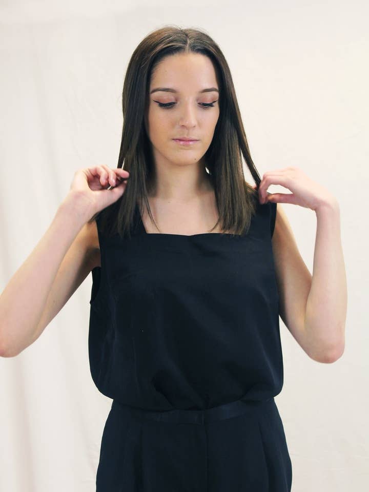 Lilian - Firkantet Hals Top til kvinder, Sort for engroshandel hos Madia & Matilda