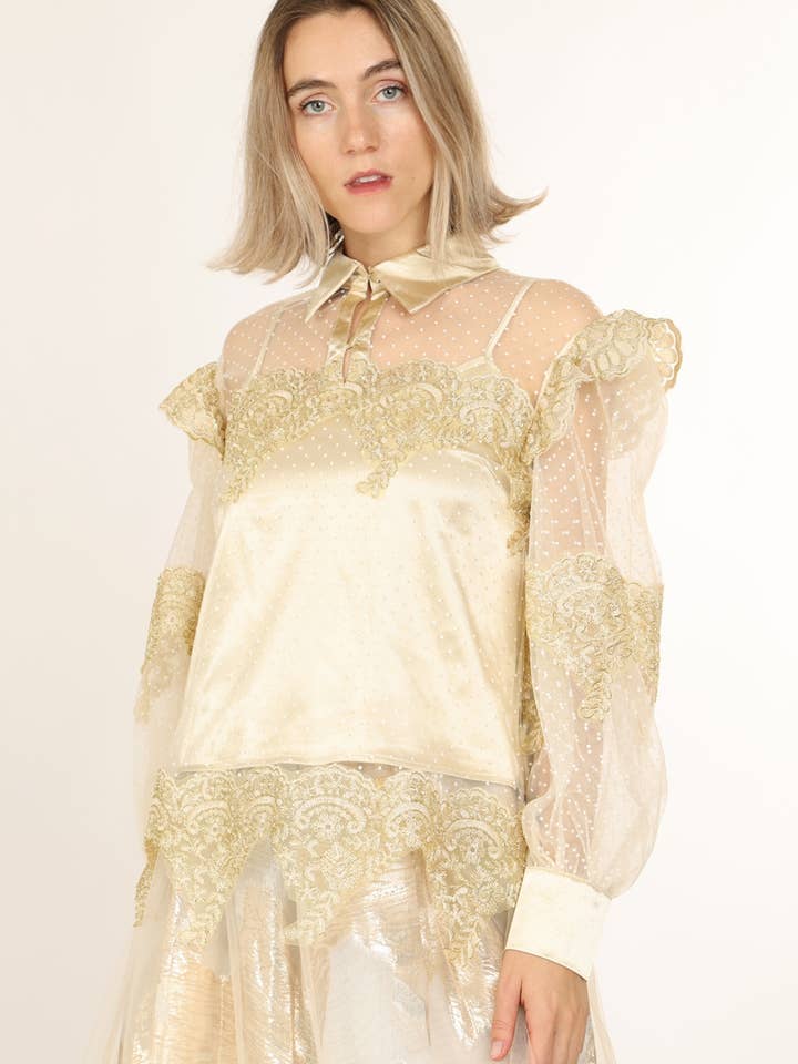 Blus i chiffong med spetskant och prickmönster QC2334 för wholesale av Beulah Style