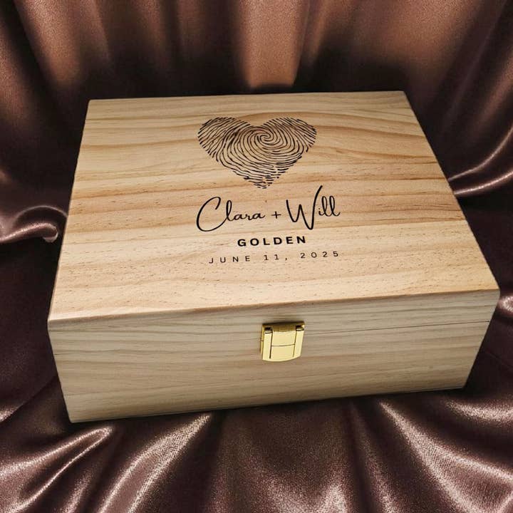Boîte de mariage en bois personnalisée : boîte à souvenirs gravée 8x10x4 pouces en pin ou bambou pour la vente par Newfashioned Relics