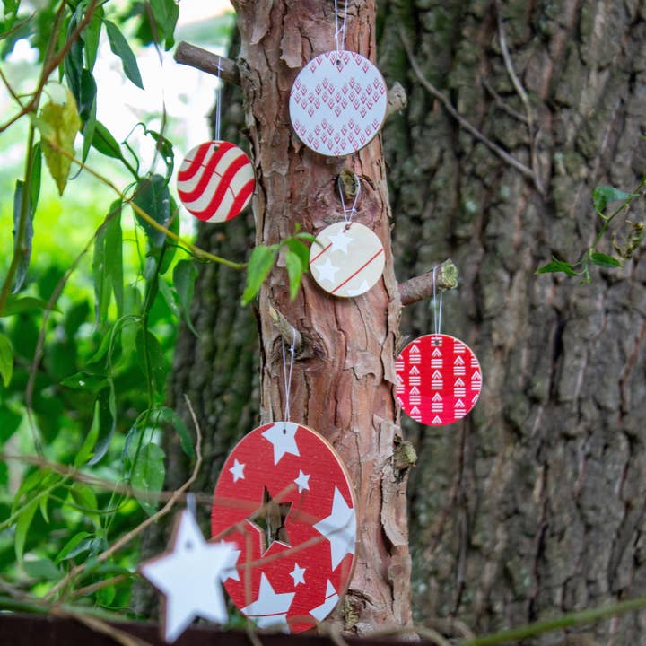 Au Soleil - Boules de Noël pour la vente par Reine Mère