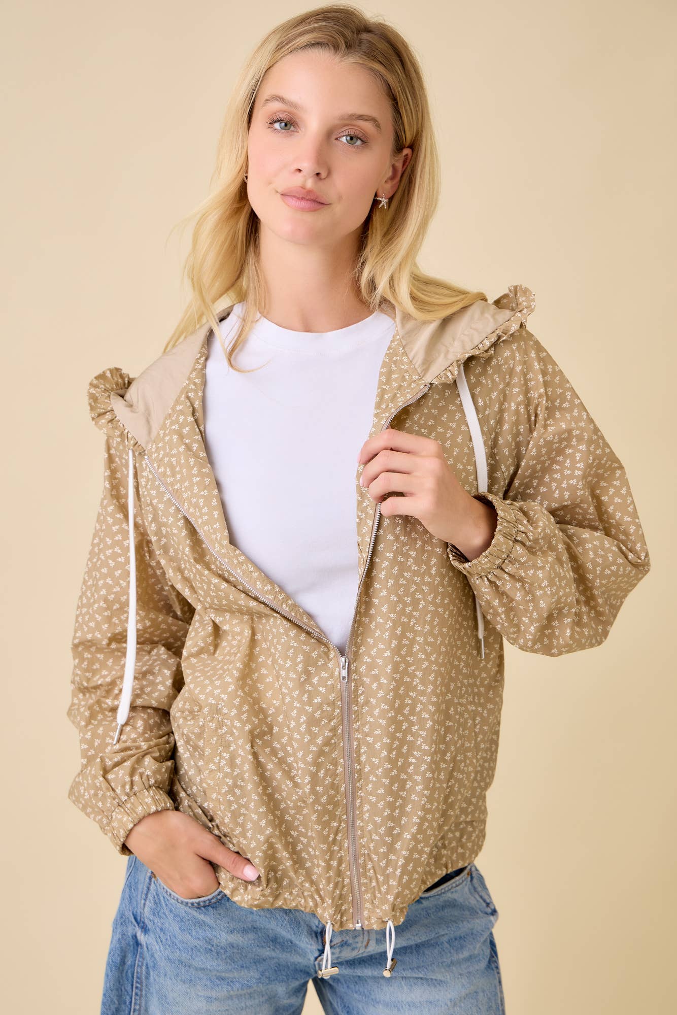 Main Strip - Venta al por mayor Cortavientos - Mujer - Chaqueta con Capucha y Volantes Florales – Rompevientos Femenino Ligero7