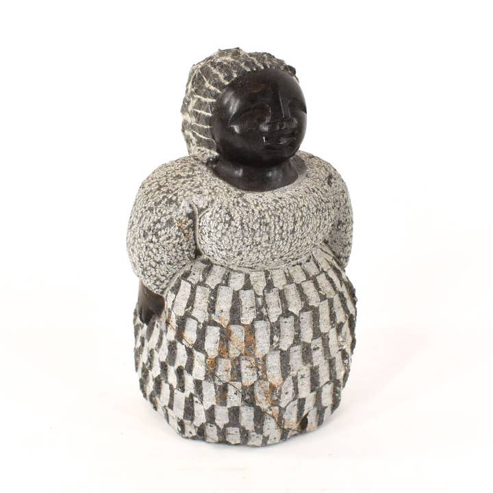Sculpture de femme en pierre Shona dans le style de Colleen pour la vente par Africa Direct
