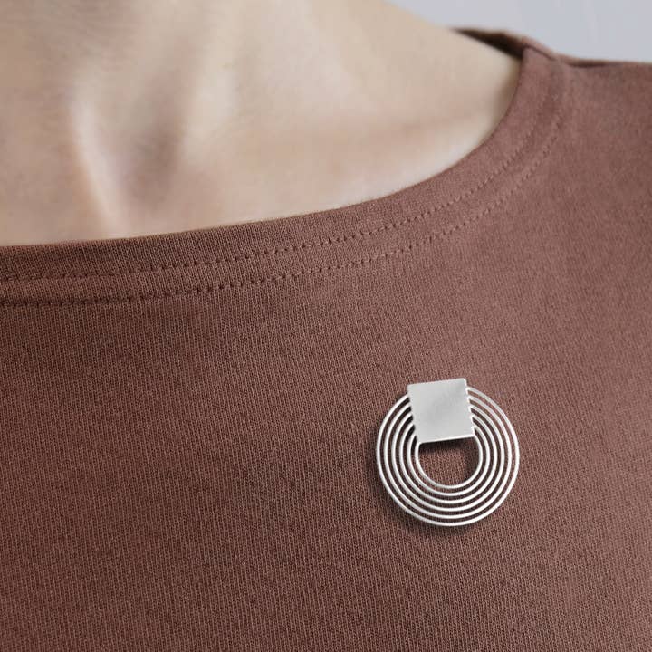 magnetic pin “graphic” - silver circle for wholesale by tout simplement