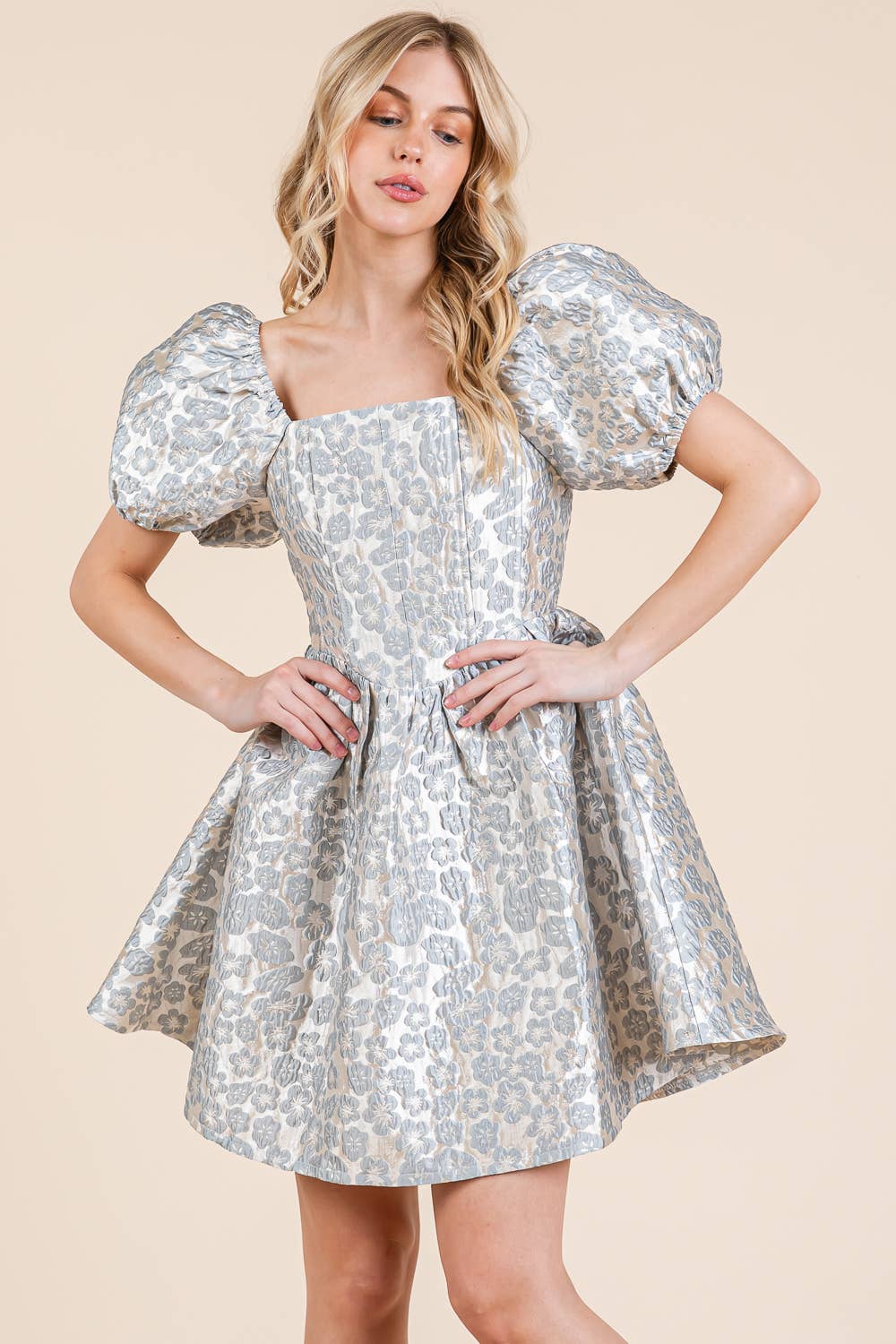 GeeGee x Lovelo – Großhandel Kleid – Damen – Jacquard-Minikleid mit Blumenmuster, MD515038