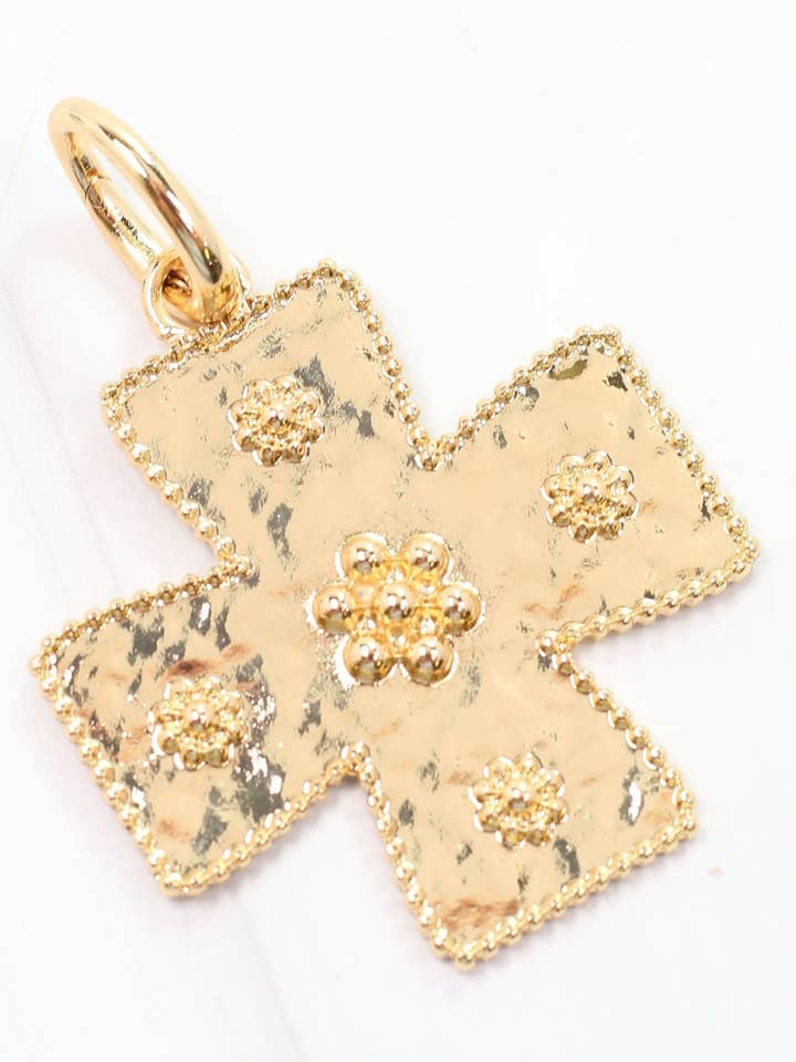 Charm Croix Petite Carol Or pour la vente par Caroline Hill