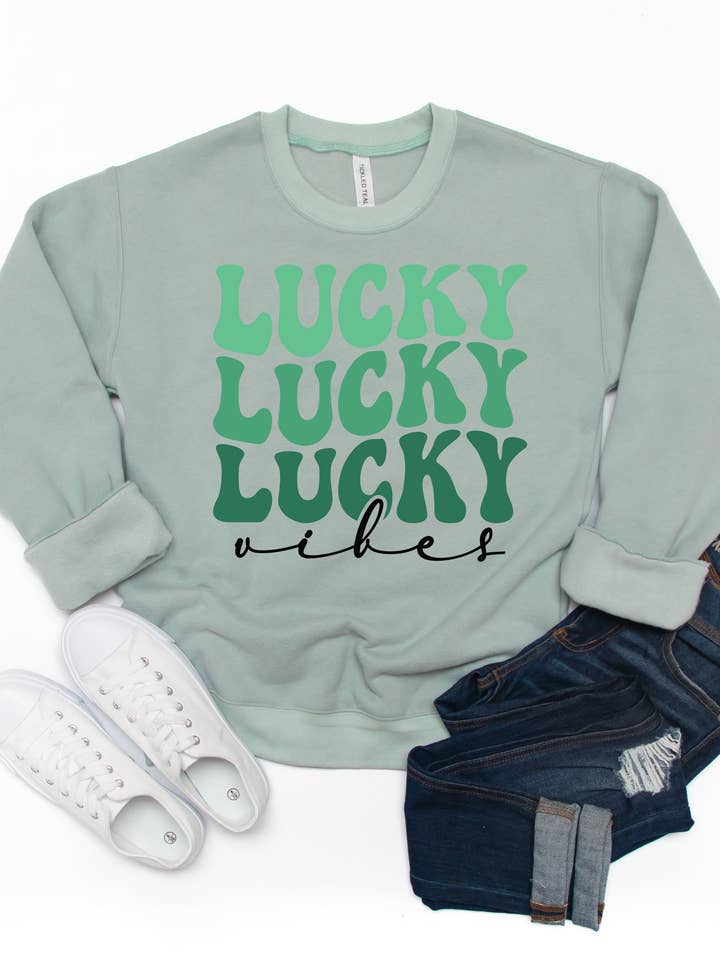 Tickled Teal – Engroshandel Grafisk Sweatshirt - Dame – Lucky Vibes - Grafisk Sweatshirt3