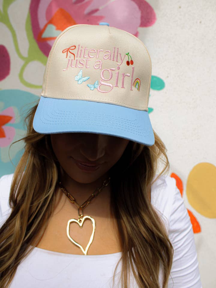 BERRETTO IN TELA CON ICONA LETTERALMENTE SOLO UNA RAGAZZA per la vendita all'ingrosso da parte di Summer Tees