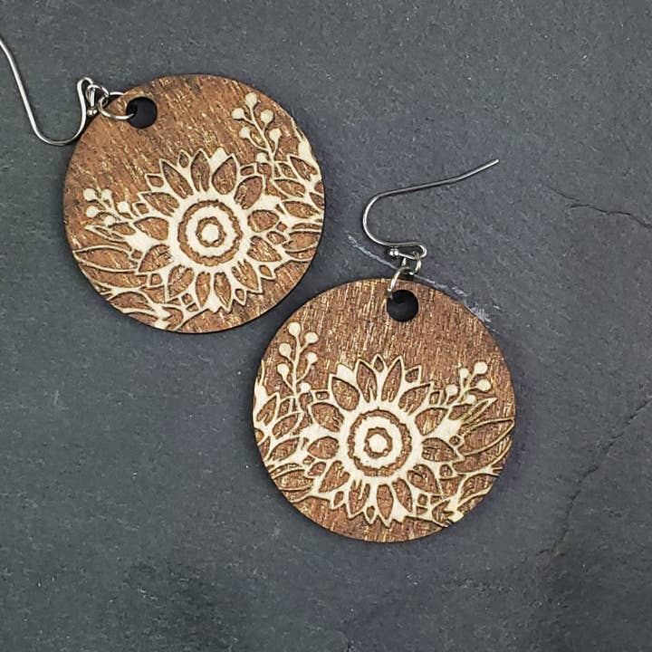 Boucles d'oreilles en bois gravées à l'envers en forme de petit pour la vente par A Farm Girl by Tess