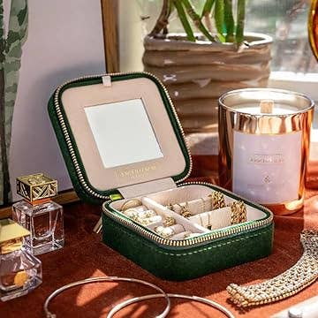 Benevolence LA - Wholesale Jewelry Box/Organizer - Plush Velvet Square Jewelry Box4