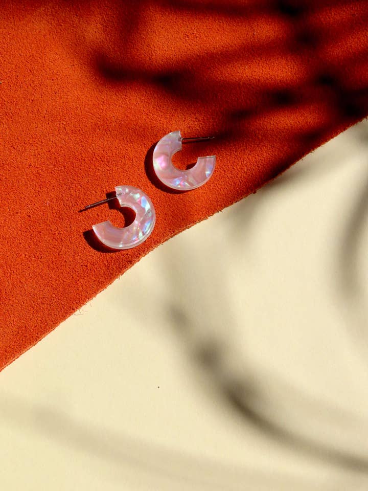 Simmi creoles made of acrylic and stainless steel in pearl white for wholesale by Niemalsmehrohne