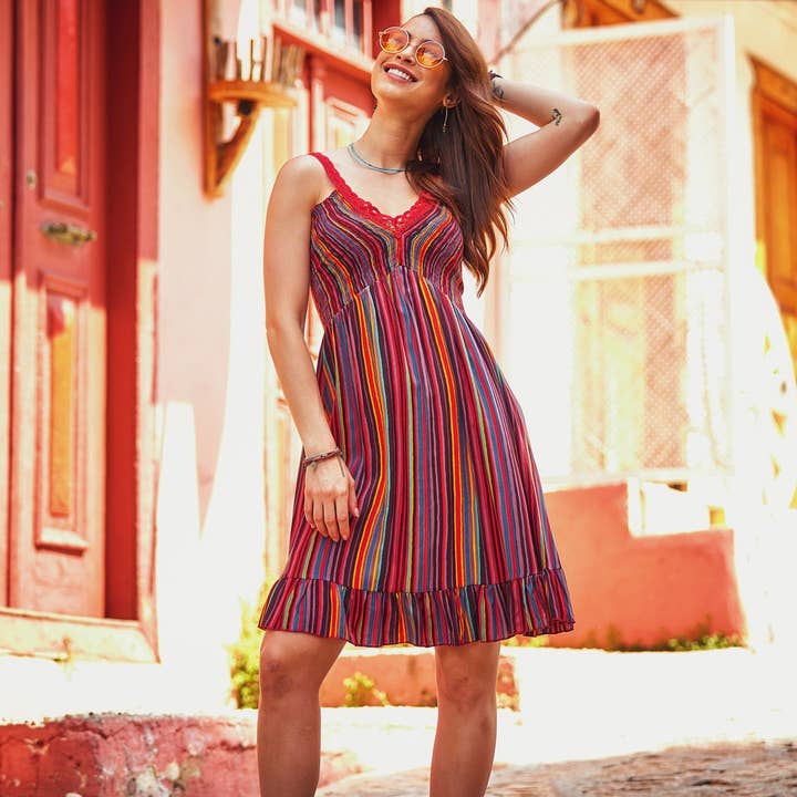 Vestido estilo gitano a rayas con cuello en V y dobladillo con volantes y tirantes con cordones para venta al por mayor de Los Banditos