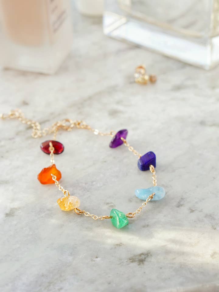 Bracelet en cristal brut à 7 chakras finition or pour la vente par Xander Kostroma