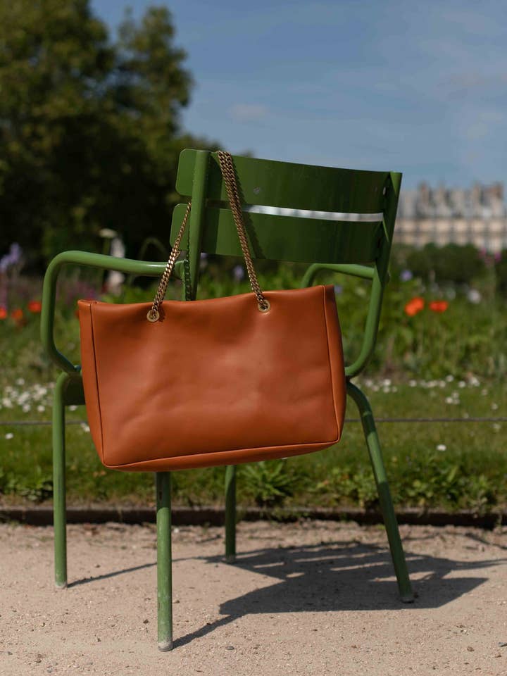 Victorin taske i glat kamellæder for engroshandel hos Marli