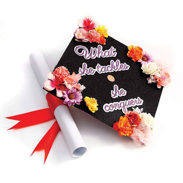 Décoration florale faite à la main pour casquette de graduation pour la vente par Once Upon A Time