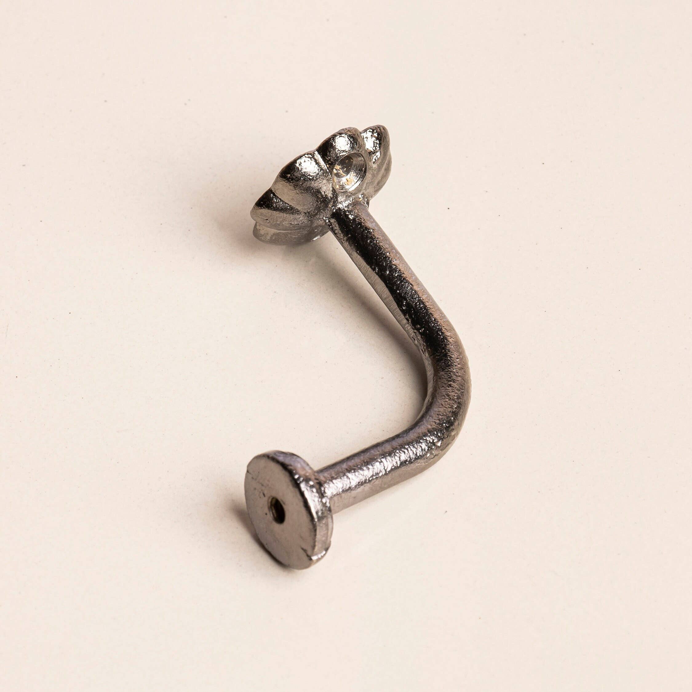 KNOBCO – wholesale Knopp/Handtag – Off White Solid Flower Form Design Gardinslips Ryggkrok Rustik badrumshanddukskrok Antik krok (Set med 2)8