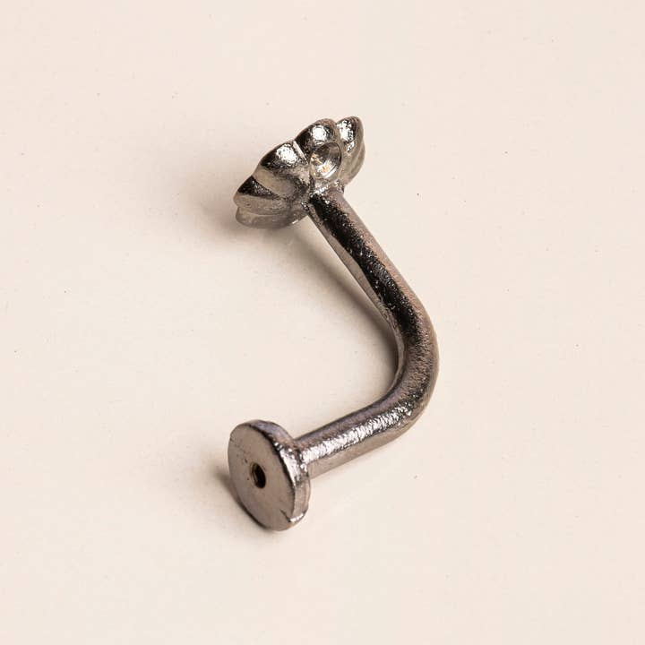 KNOBCO – wholesale Knopp/Handtag – Off White Solid Flower Form Design Gardinslips Ryggkrok Rustik badrumshanddukskrok Antik krok (Set med 2)8