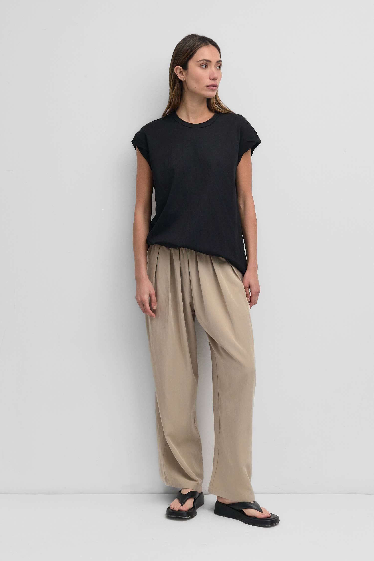 MOD REF - Vendita all'ingrosso Maglietta - Donna - The Remy Top | T-shirt a tunica muscolare con maniche arrotolate9