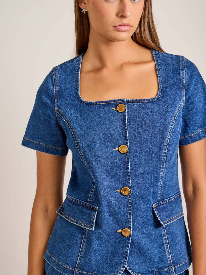 Haut en denim à encolure carrée sur mesure avec boutons devant pour la vente par Main Strip