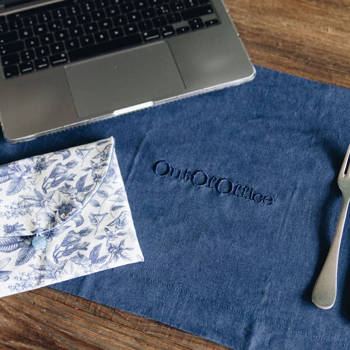 Kit pausa pranzo: OUT OF OFFICE | Pochette e tovaglietta ricamate per la vendita all'ingrosso da parte di Misalù - Dress up your table