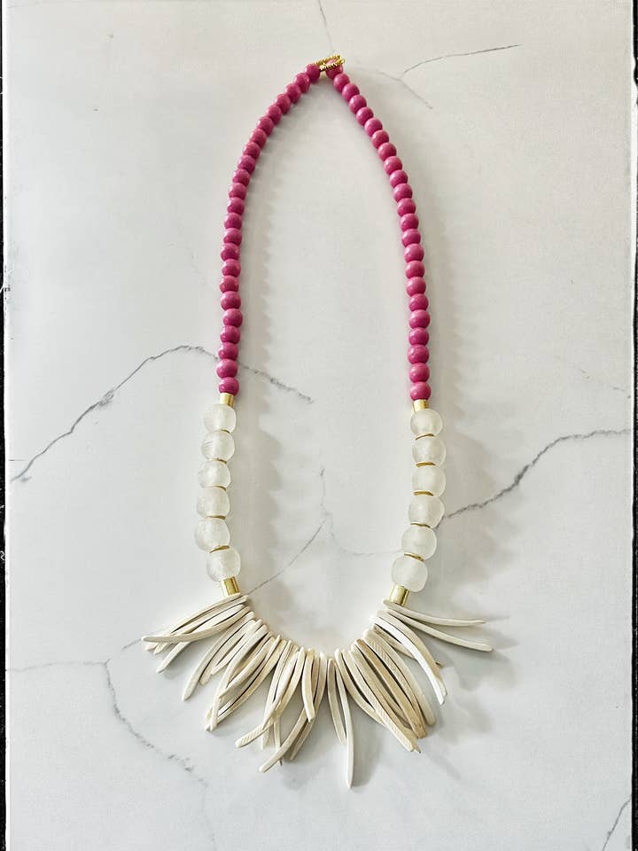 Colar Conta de Vidro Reciclado & Madeira Branca - Rosa por atacado de GentrybyJenna