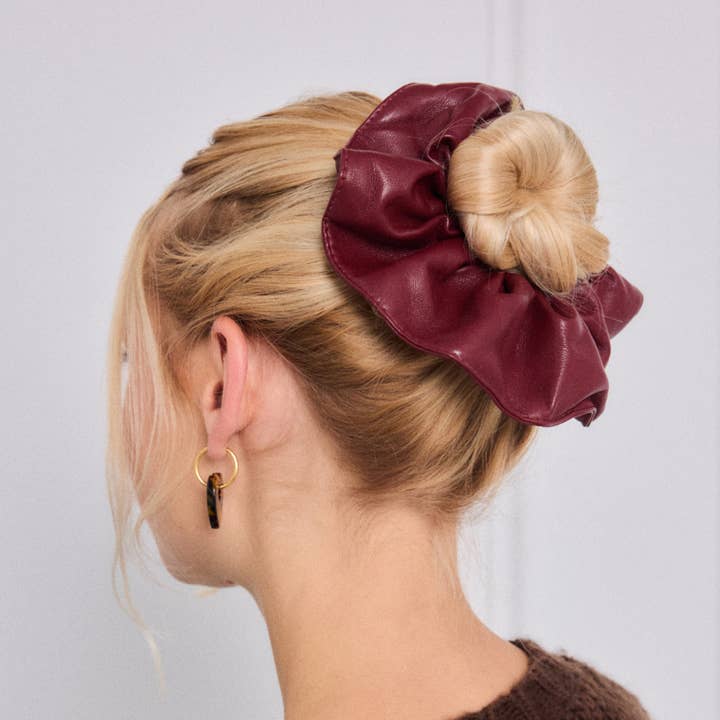 Faux Leather Elastic Scrunchies FQ84 and other Purchase Wholesale palloni da calcio. Free Returns & Net 60 Terms on Faire trending on Faire.