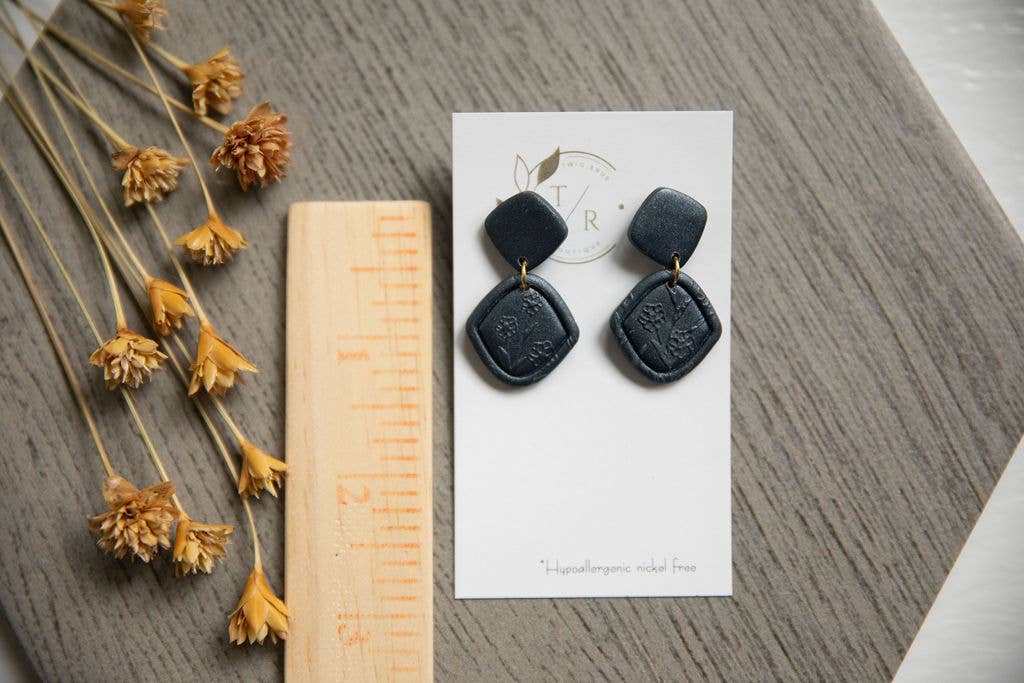 Twig & Rue boutique – wholesale Hängande örhängen – Grafit blommiga lerörhängen1