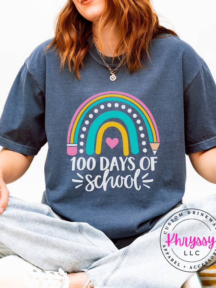 Camiseta de Colores Confortables de 100 Días de Escuela Arcoíris Vibrante para venta al por mayor de Khryssy,LLC