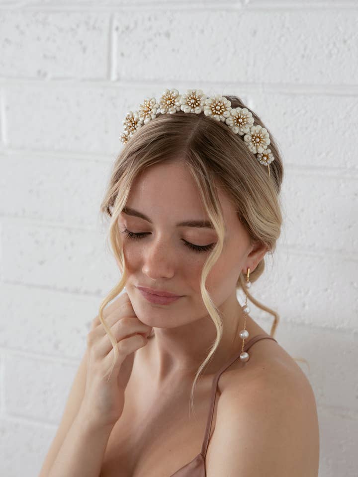 Muriel - Corona a fiori dorati e bianchi, fascia per capelli, diadema per la vendita all'ingrosso da parte di Acute Designs
