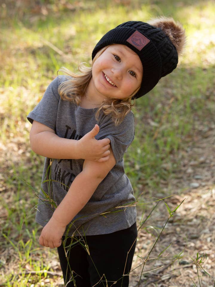 Child Outdoorable Black Pom Pom Beanie for engroshandel hos Outdoorable Apparel