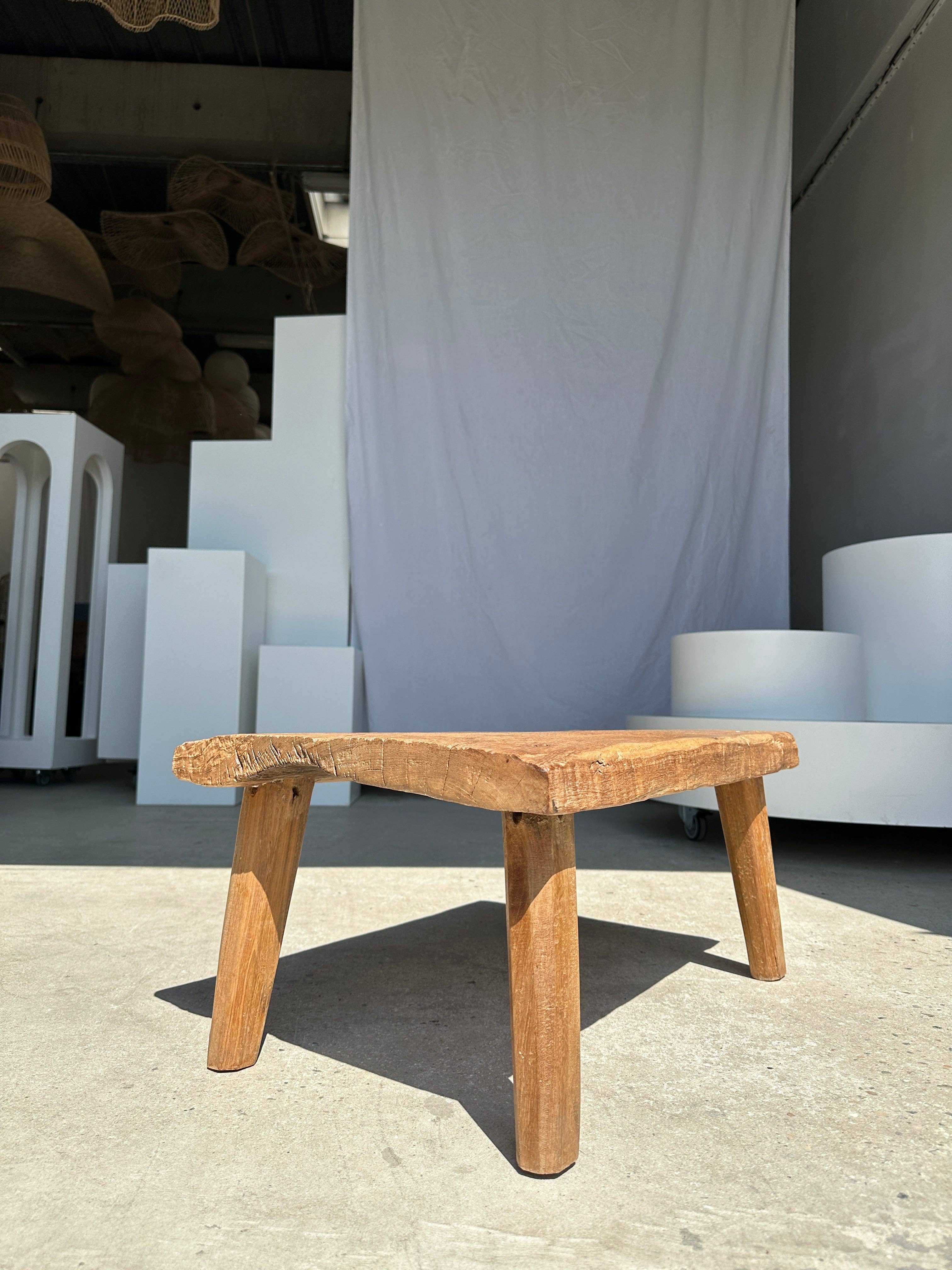 Office Objets – Großhandel Beistelltisch – Kleiner leichter Couchtisch aus hellem Teakholz mit vier Beinen H: 30 L: 63,5 B: 40 cm23