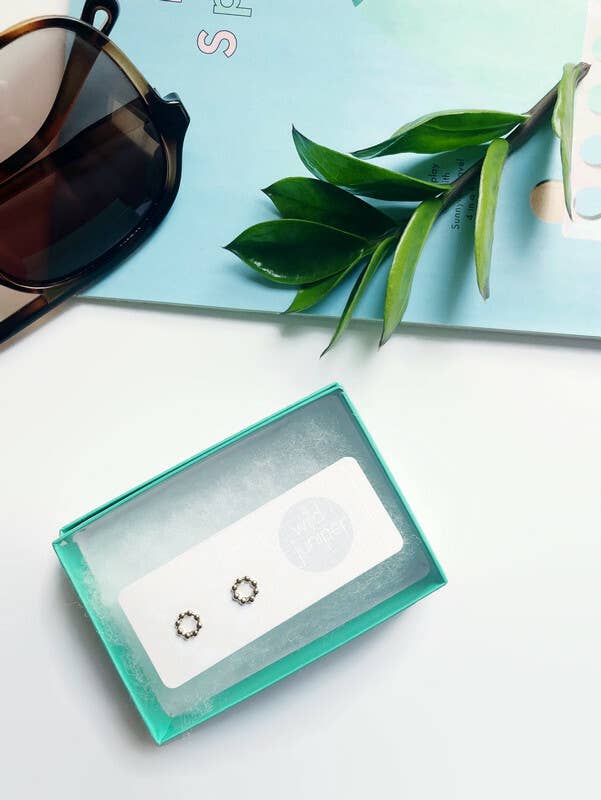 Wild Juniper - Venta al por mayor Pendientes de botón/aretes de poste - Pendientes diminutos de oro con forma de círculo abierto en forma de minúsculo6