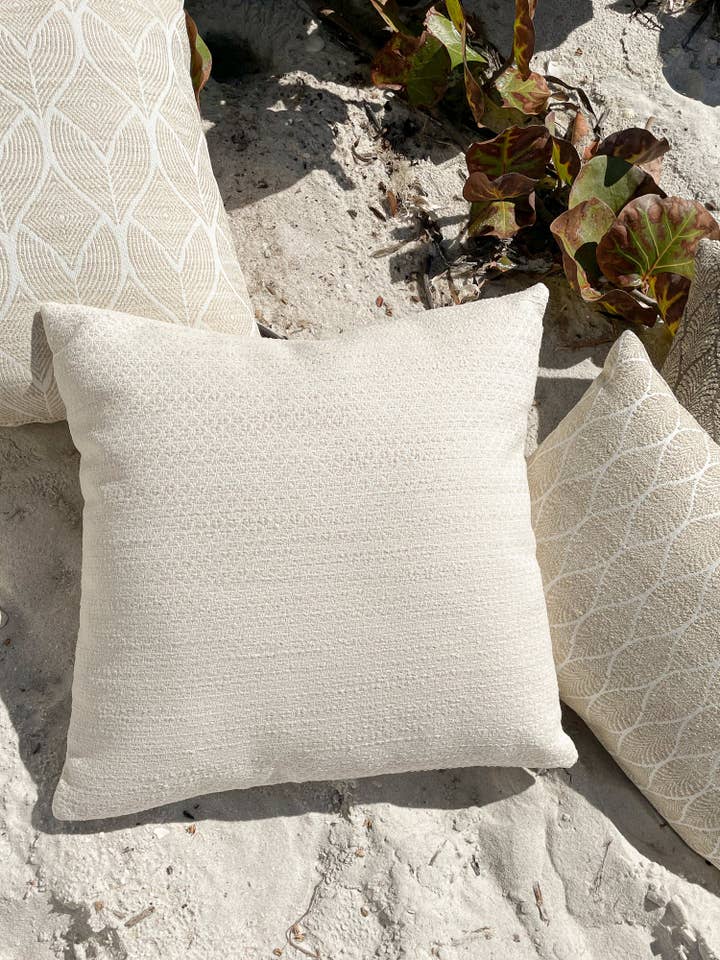 Coussin d'intérieur et d'extérieur Beige Brise Côtière pour la vente par Anaya Home