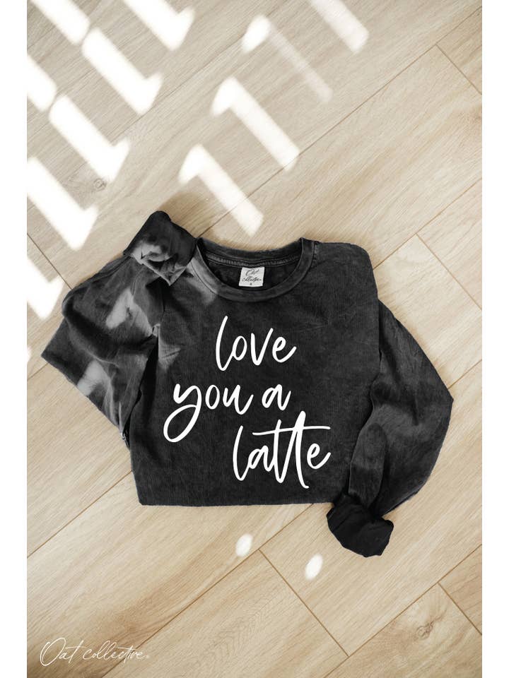 OAT COLLECTIVE – Engroshandel T-shirt med print - Dame – LOVE YOU A LATTE Mineralvasket langærmet grafik