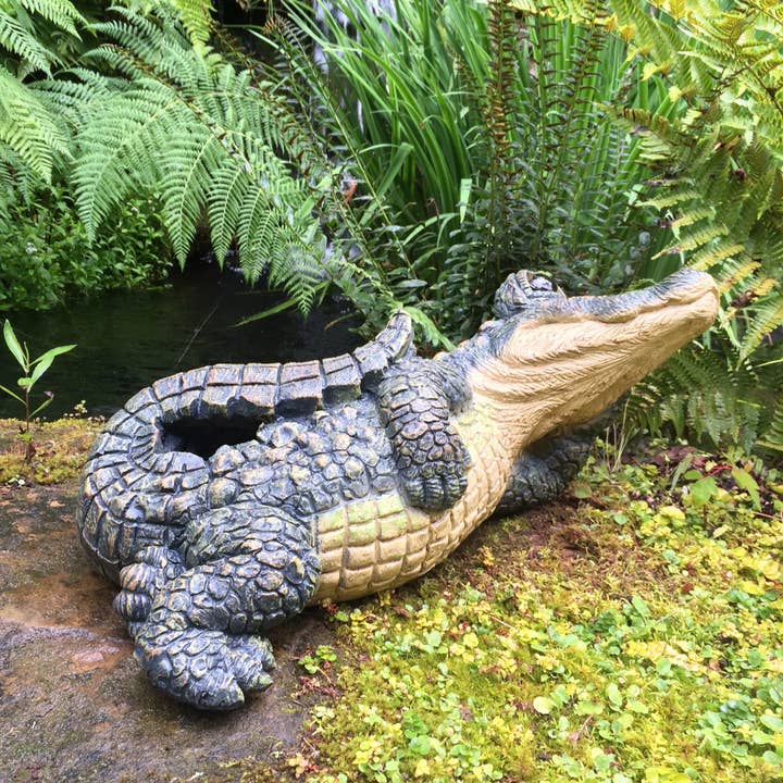 GSI Homestyles - Venta al por mayor Adornos/decoración de exteriores - Estatua de Jardín Caimán Acostado Toad Hollow™4