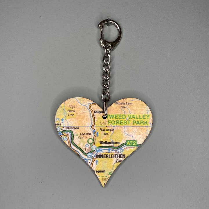 Llavero de madera con forma de corazón y mapa para venta al por mayor de The Sugar Shed Ltd