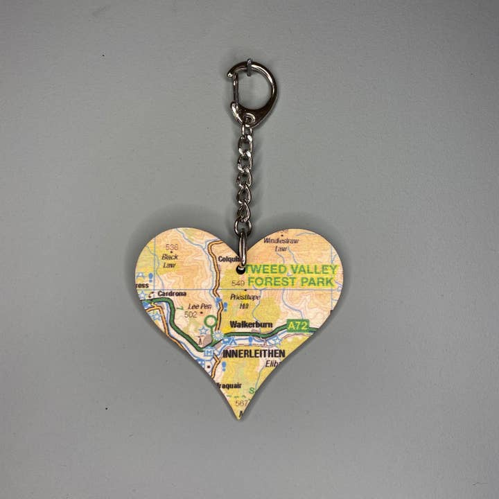 Llavero de madera con forma de corazón y mapa para venta al por mayor de The Sugar Shed Ltd